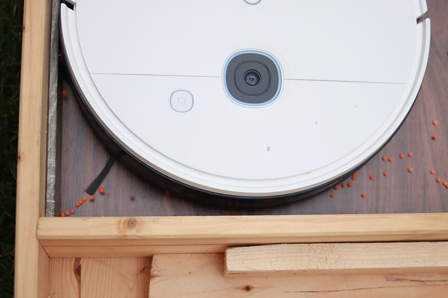 Yeedi Vac Max reinigt in einer Ecke